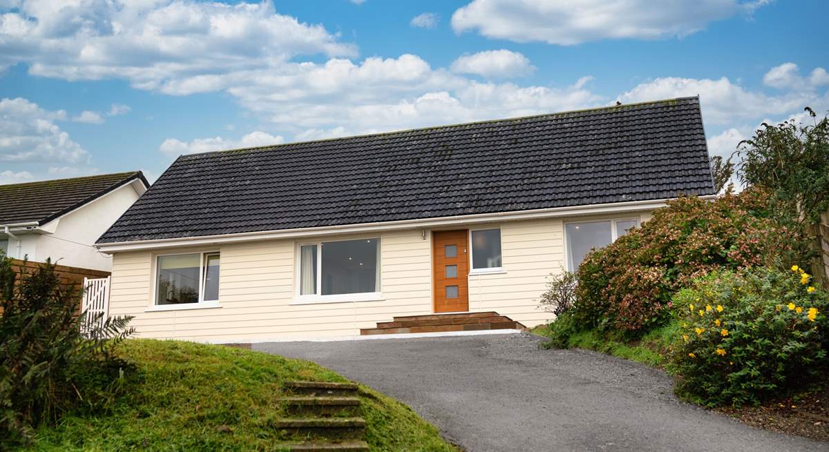 Slow down and relax in gorgeous Beach Seekers, a stylish coastal cottage, very near the Blue Flag Beach in Newgale. 