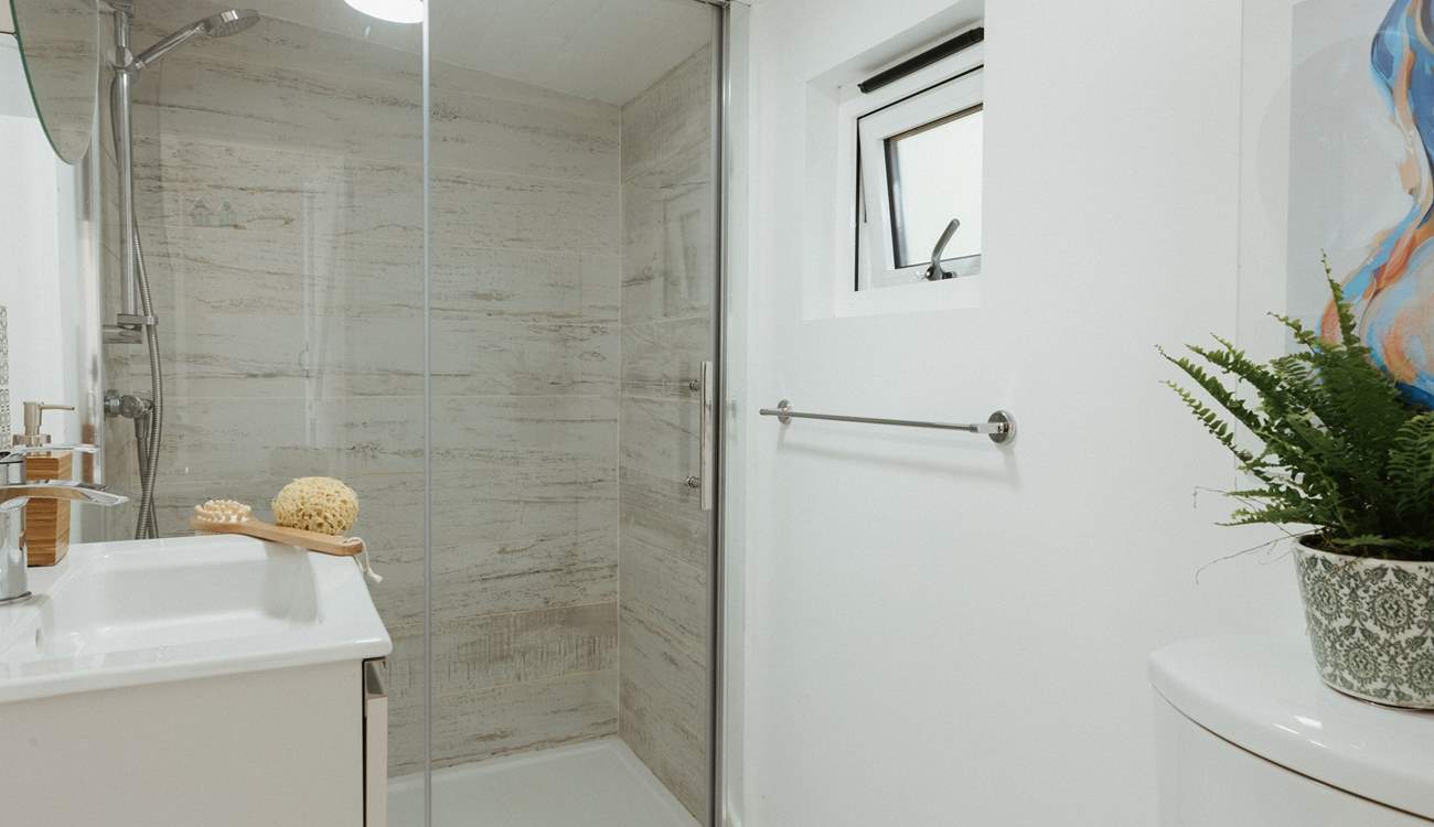 Freshen up after a day at the beach in the modern shower-room.