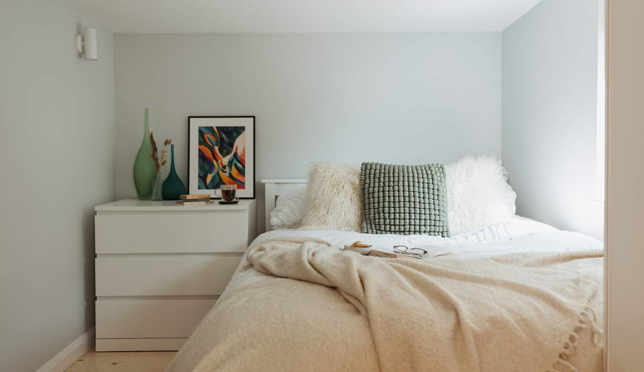 The cosy interiors and the double bed promises a blissful night's sleep. 