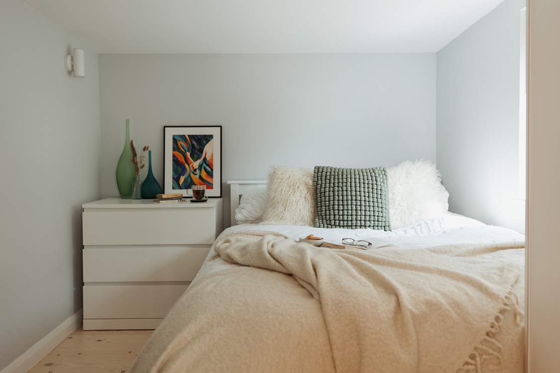 The cosy interiors and the double bed promises a blissful night's sleep.