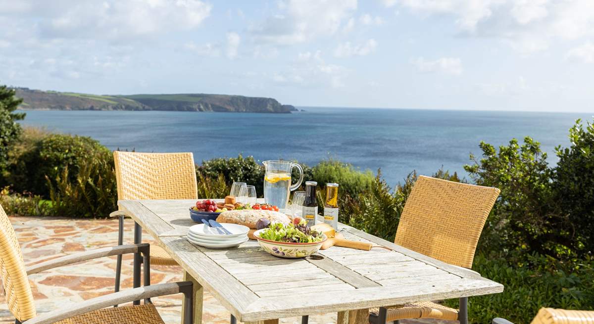 Al fresco dining with the most idyllic view!