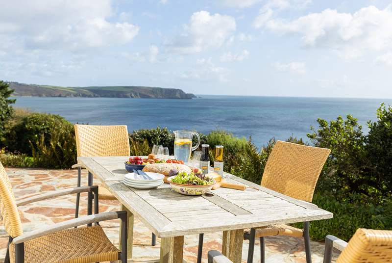 Al fresco dining with the most idyllic view!