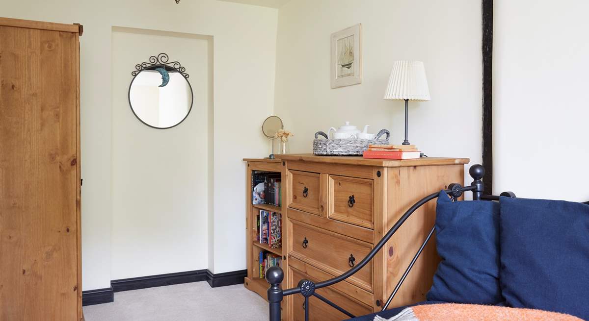 The pretty single bedroom with day bed.