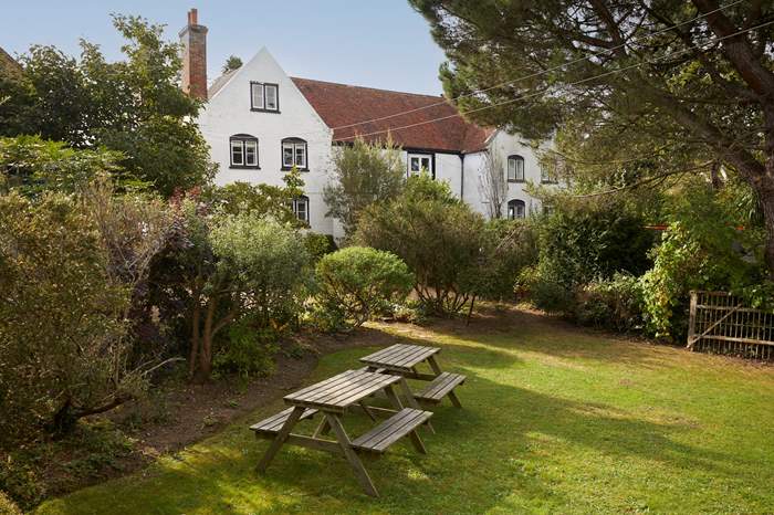 Firestone Lodge is a 4 bedroom, dog friendly holiday cottage near the beach near Ryde, Isle of Wight.