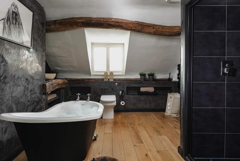The en suite to the main bedroom is just lovely.