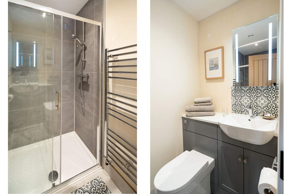 Attractive en suite shower in both bedrooms.