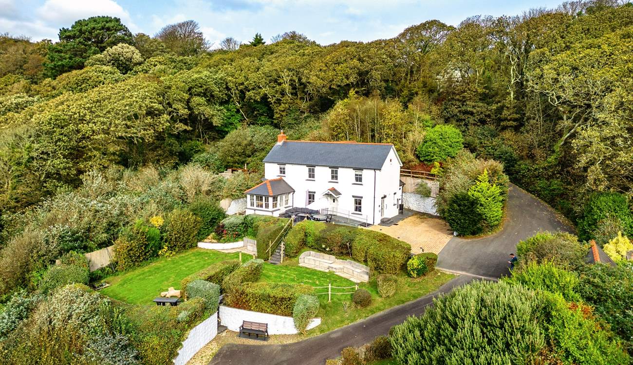 Access to the shore from the garden.