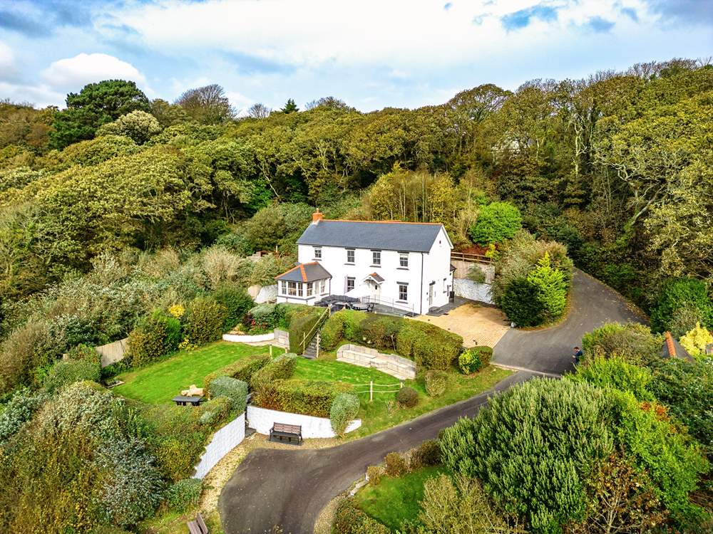 Access to the shore from the garden.