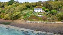 Welcome to idyllic Rose House, nestling on the river shoreline with panoramic waterway views and a luxurious hot tub. 