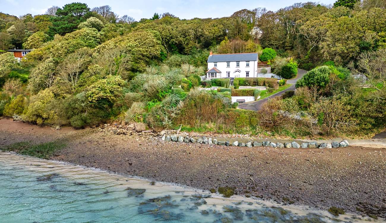 Welcome to idyllic Rose House, nestling on the river shoreline with panoramic waterway views and a luxurious hot tub. 