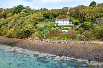 Welcome to idyllic Rose House, nestling on the river shoreline with panoramic waterway views and a luxurious hot tub.
