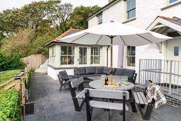 Perfect for sunny breakfasts after a walk along the shoreline at low tide.