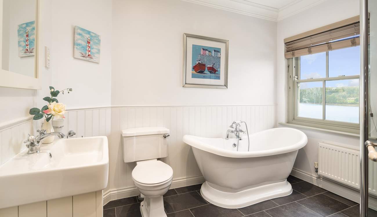 Gorgeous en suite bathroom for the twin room. 