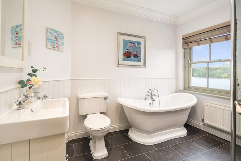Gorgeous en suite bathroom for the twin room. 