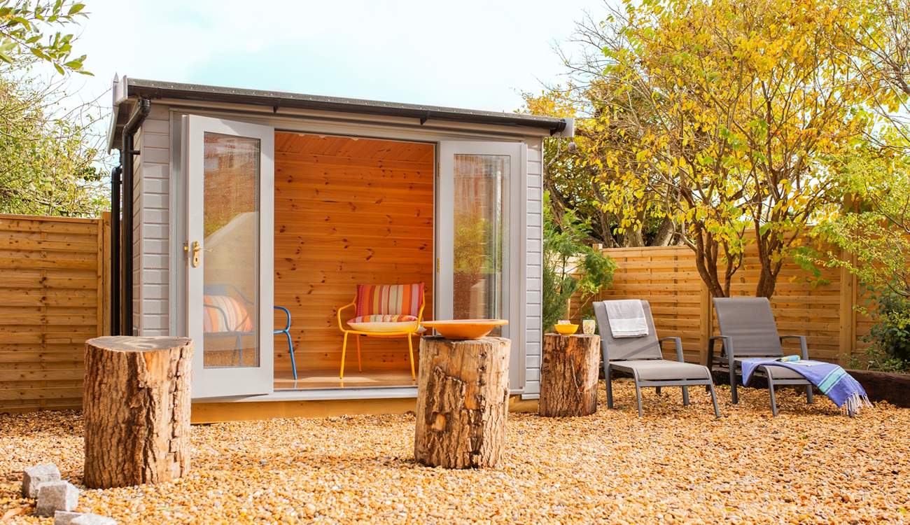 A beautiful area to relax in the shade of the summer-house or out on the sunbeds.