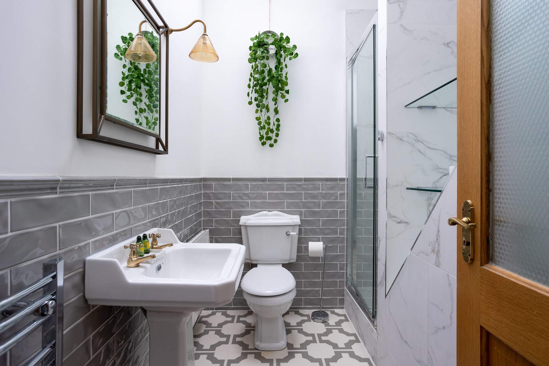 Stylish shower-room.