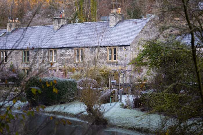 River Garden Cottage is a 2 bedroom riverside cottage near Bakewell.
