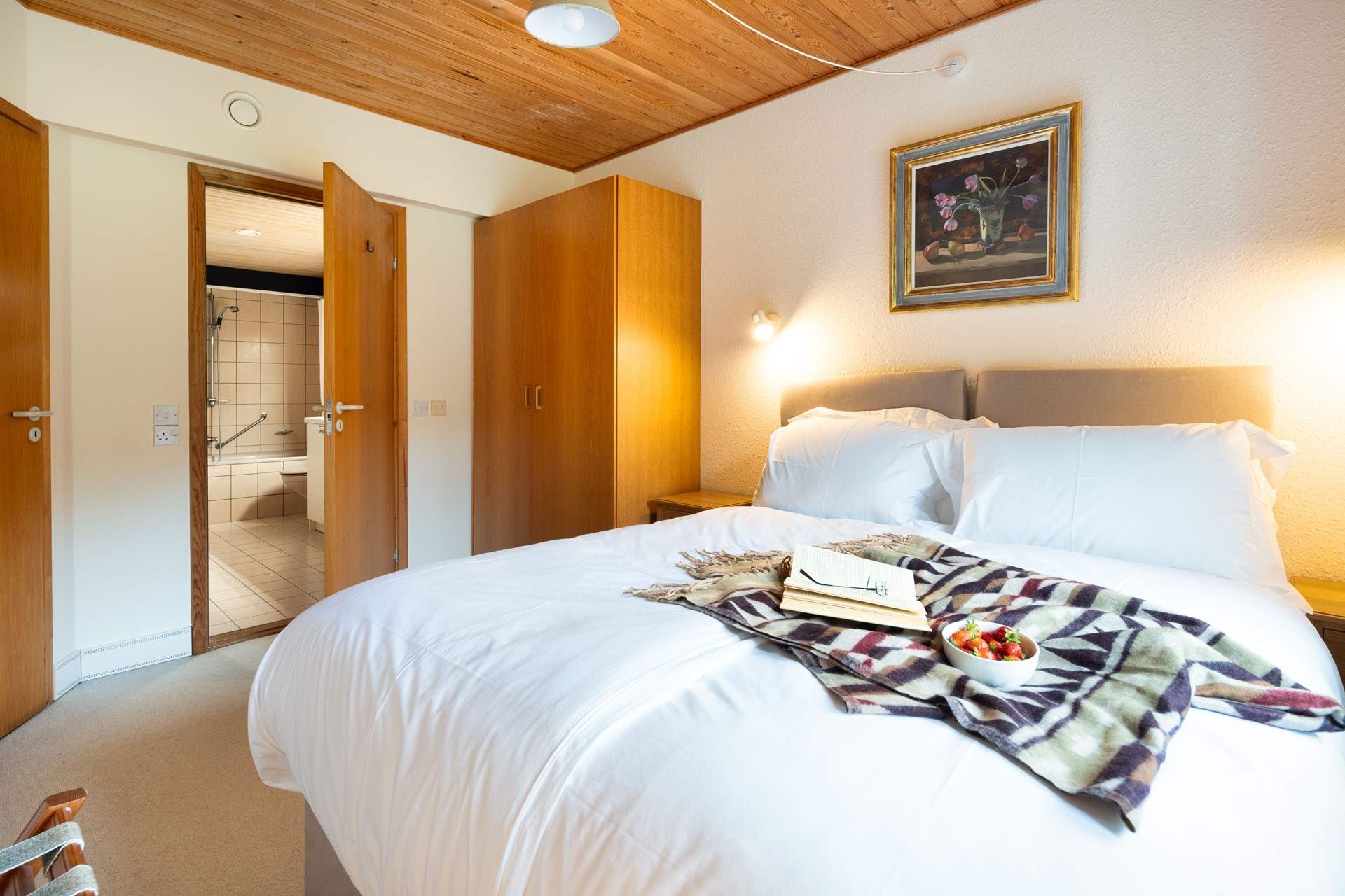 This versatile 'zip and link' king-size bed on the ground floor can also be made up as two single beds. There's an en suite bathroom too.