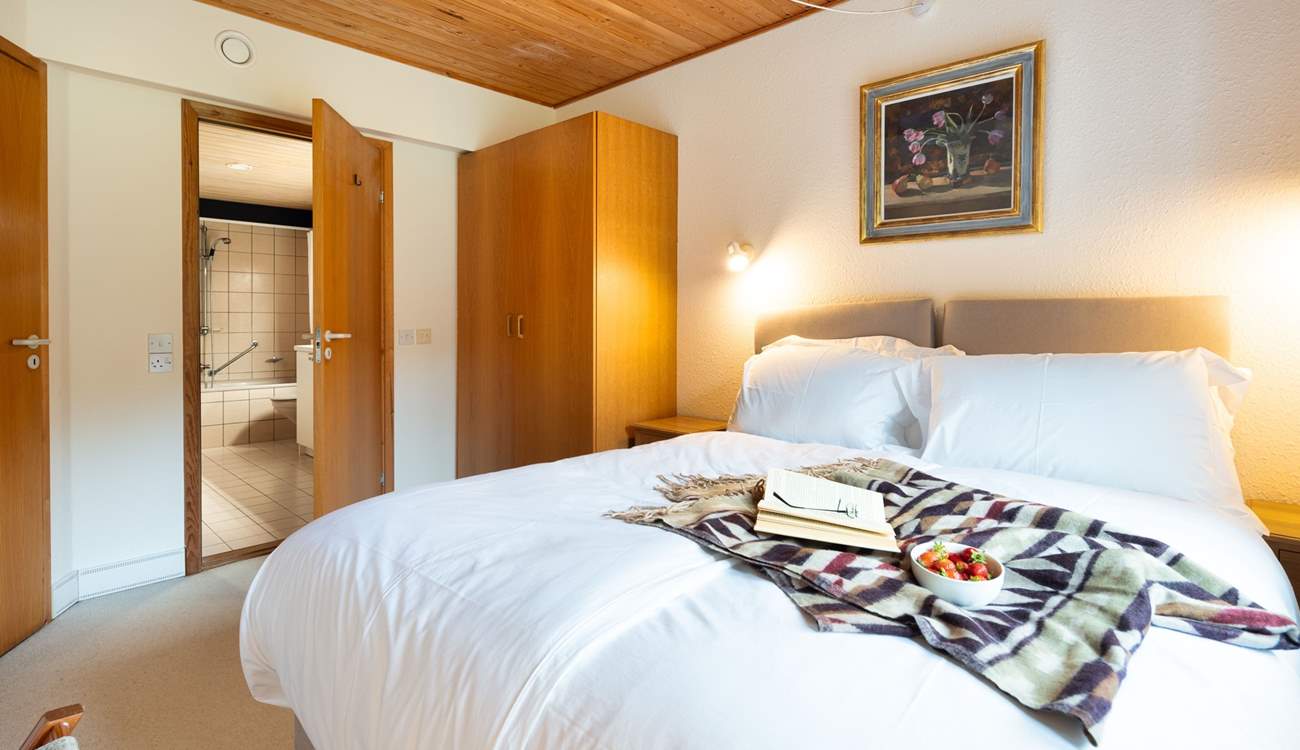 This versatile 'zip and link' king-size bed on the ground floor can also be made up as two single beds. There's an en suite bathroom too.