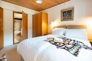 This versatile 'zip and link' king-size bed on the ground floor can also be made up as two single beds. There's an en suite bathroom too.