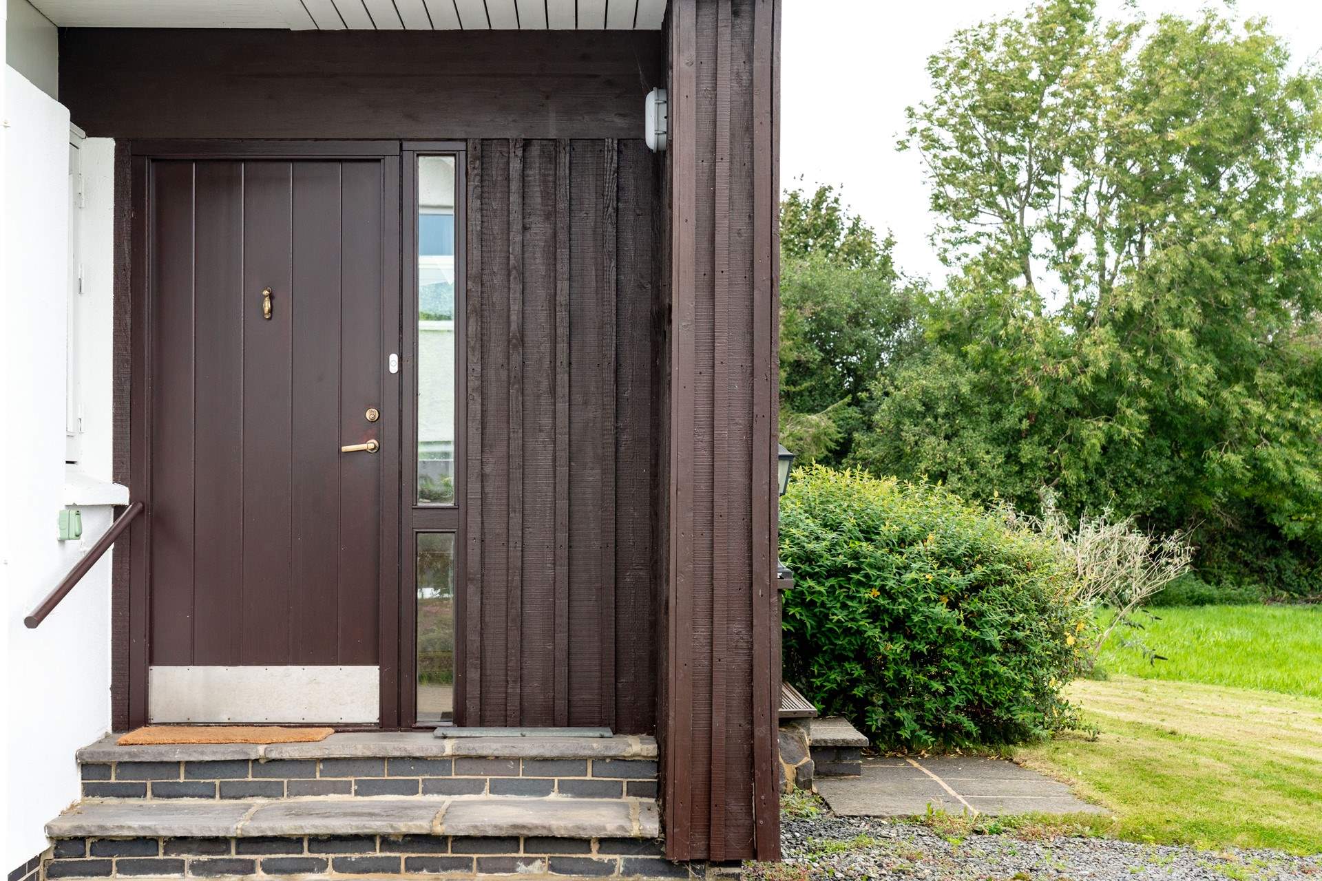Step inside to this light, airy, welcoming home - an ideal coastal retreat throughout the year. The perfect getaway. 