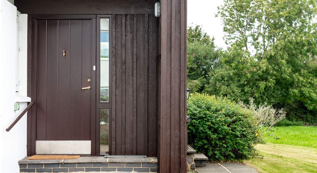 Step inside to this light, airy, welcoming home - an ideal coastal retreat throughout the year. The perfect getaway. 