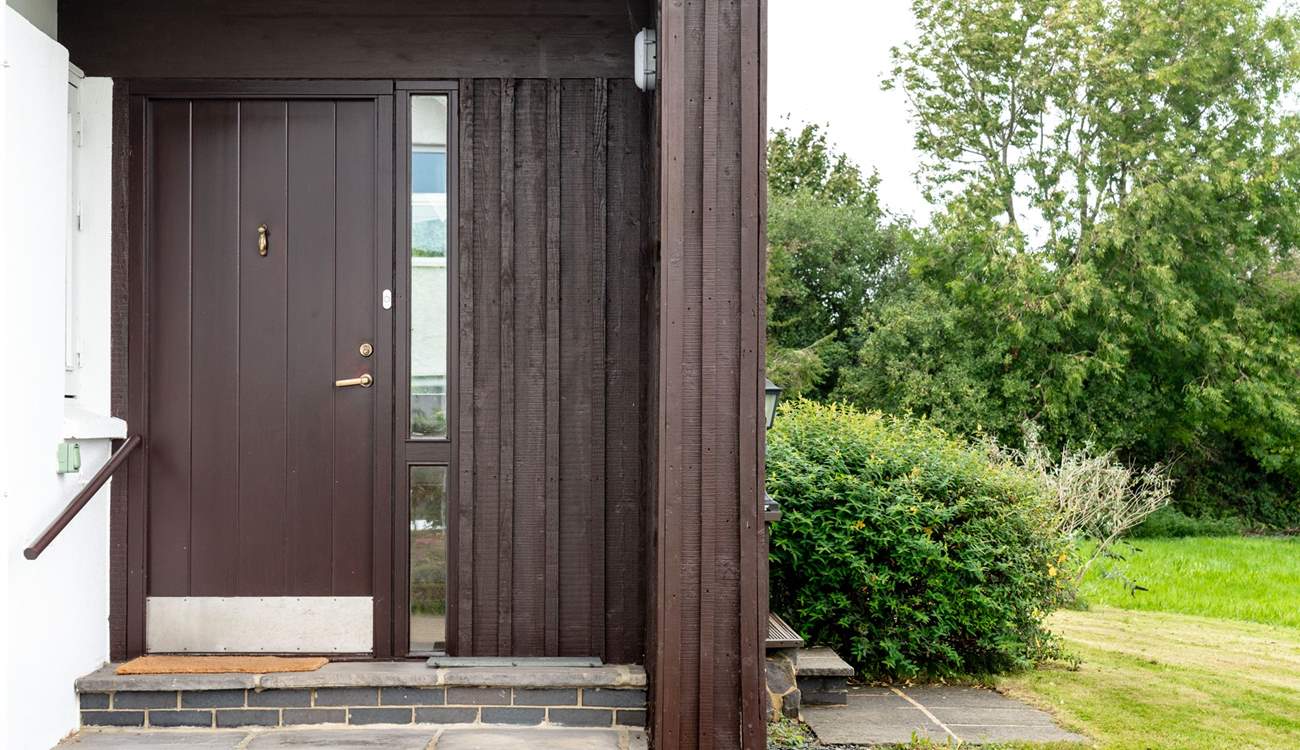 Step inside to this light, airy, welcoming home - an ideal coastal retreat throughout the year. The perfect getaway. 