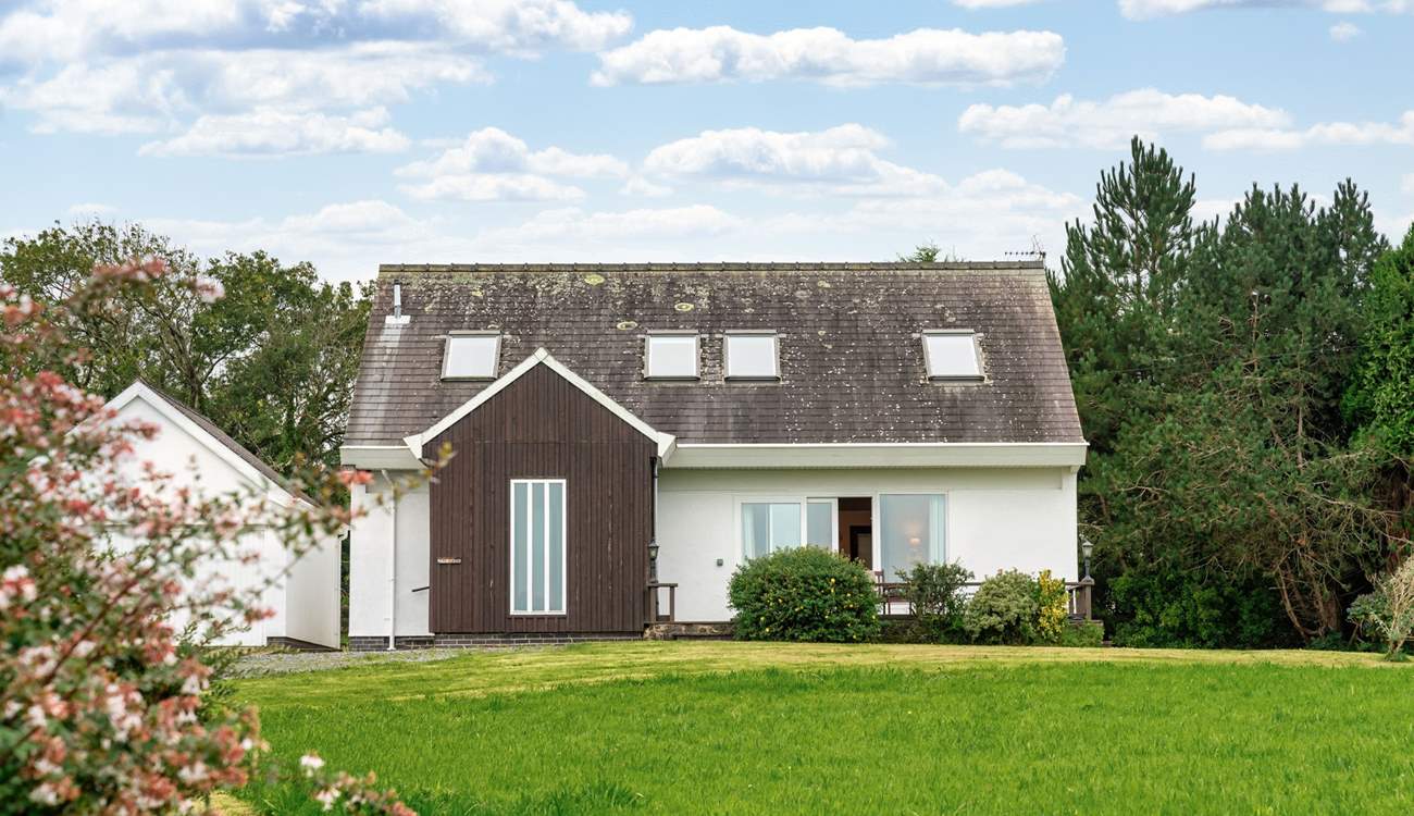 Very near Pwll Gwaelod Beach, Cae Cwsg offers spacious, stylish accommodation with huge gardens and sea views. 