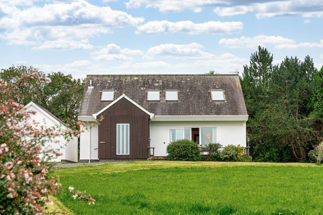 Very near Pwll Gwaelod Beach, Cae Cwsg offers spacious, stylish accommodation with huge gardens and sea views.