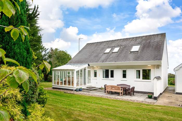 Cae Cwsg is a 4 bedroom cottage with sea views near Newport, Pembrokeshire.
