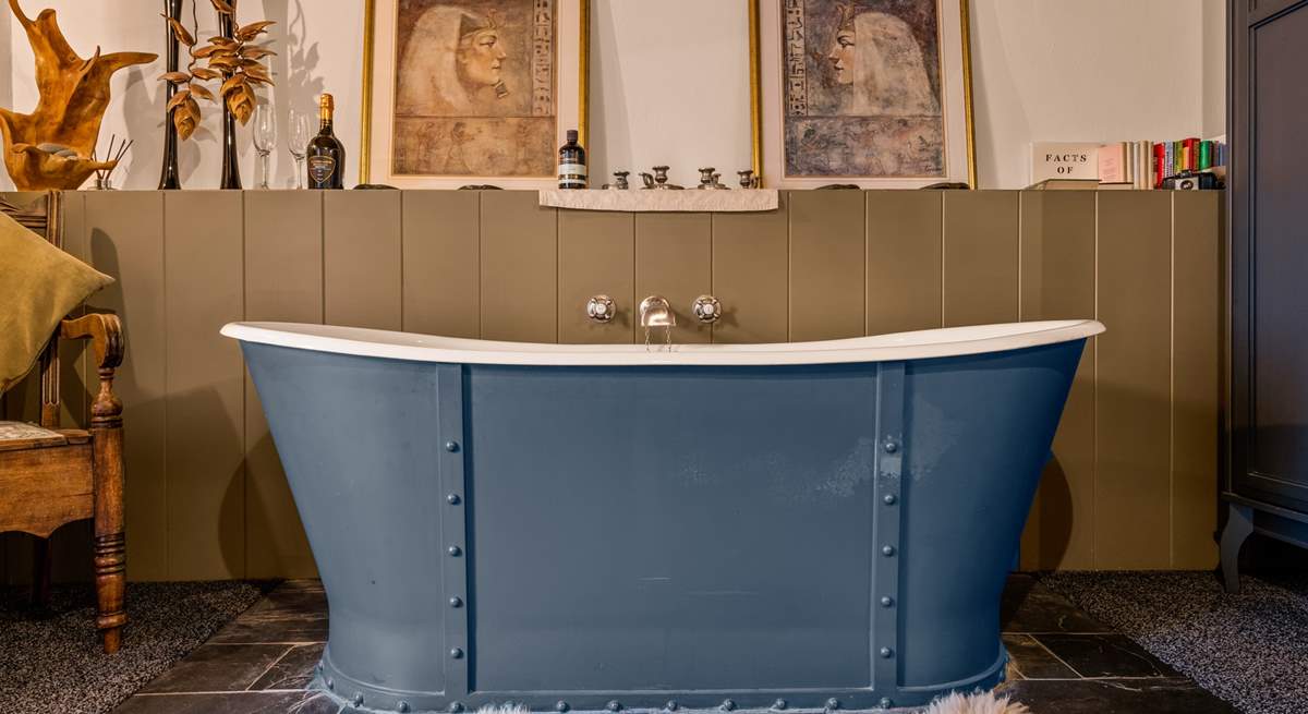 Jump out of bed, straight into your roll-top bath which sits proudly at the foot of your bed.