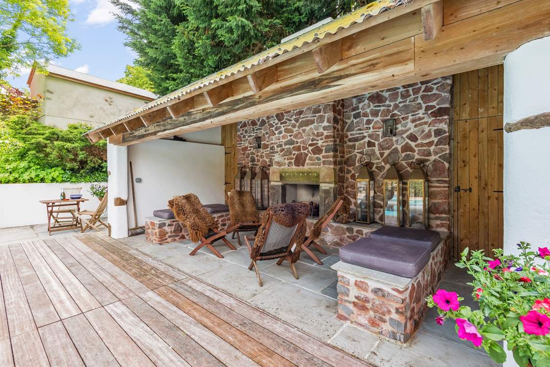 The enclosed outdoor area is perfect in the evening too. Spark up the open fire and enjoy a very different feel to this glorious area.