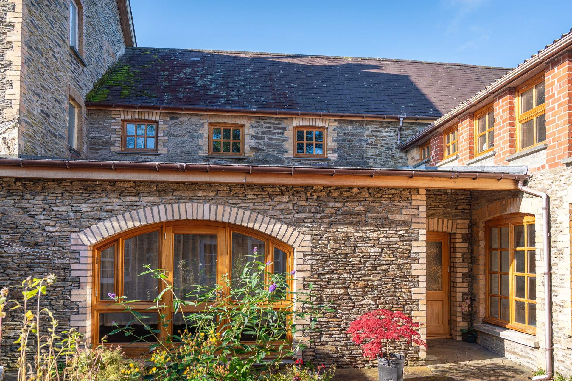 Nestling in an idyllic location, Weavers Rest is centrally located to explore the spellbinding local area. The magical Cenarth Falls are just up the road. 