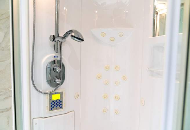 Enjoy the hydro-massage steam shower. Ideal after a day's hiking or canoeing on the spellbinding Teifi. 