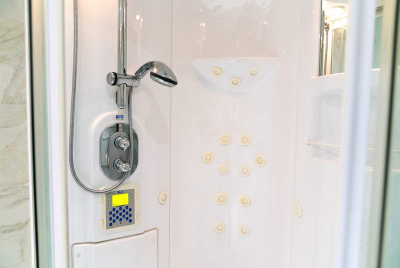 Enjoy the hydro-massage steam shower. Ideal after a day's hiking or canoeing on the spellbinding Teifi. 