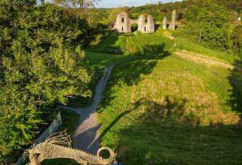 Take a walk in the fresh country air to Newcastle Emlyn castle. Great spot for a picnic. 