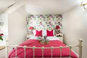 What stunning wall paper.