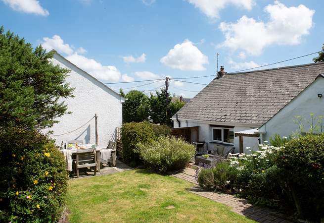 There are plenty of places to enjoy an alfresco meal. 