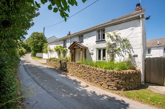 Old Kiddlywink is a 4 bedroom, dog friendly holiday cottage in Crantock, North Cornwall.