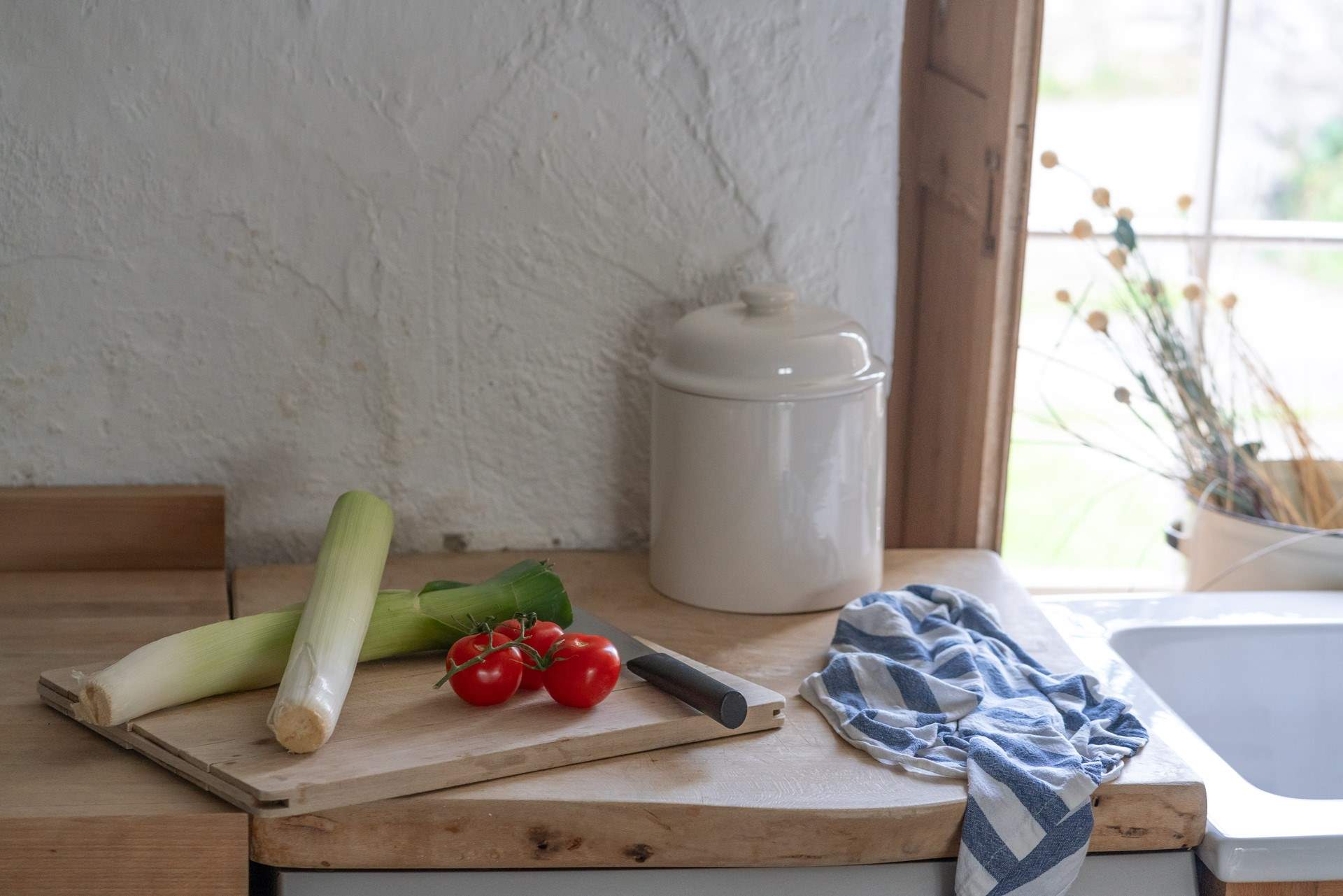 Choose fresh produce and many more local items in the St Davids Farmers Market, on the square every Friday. 