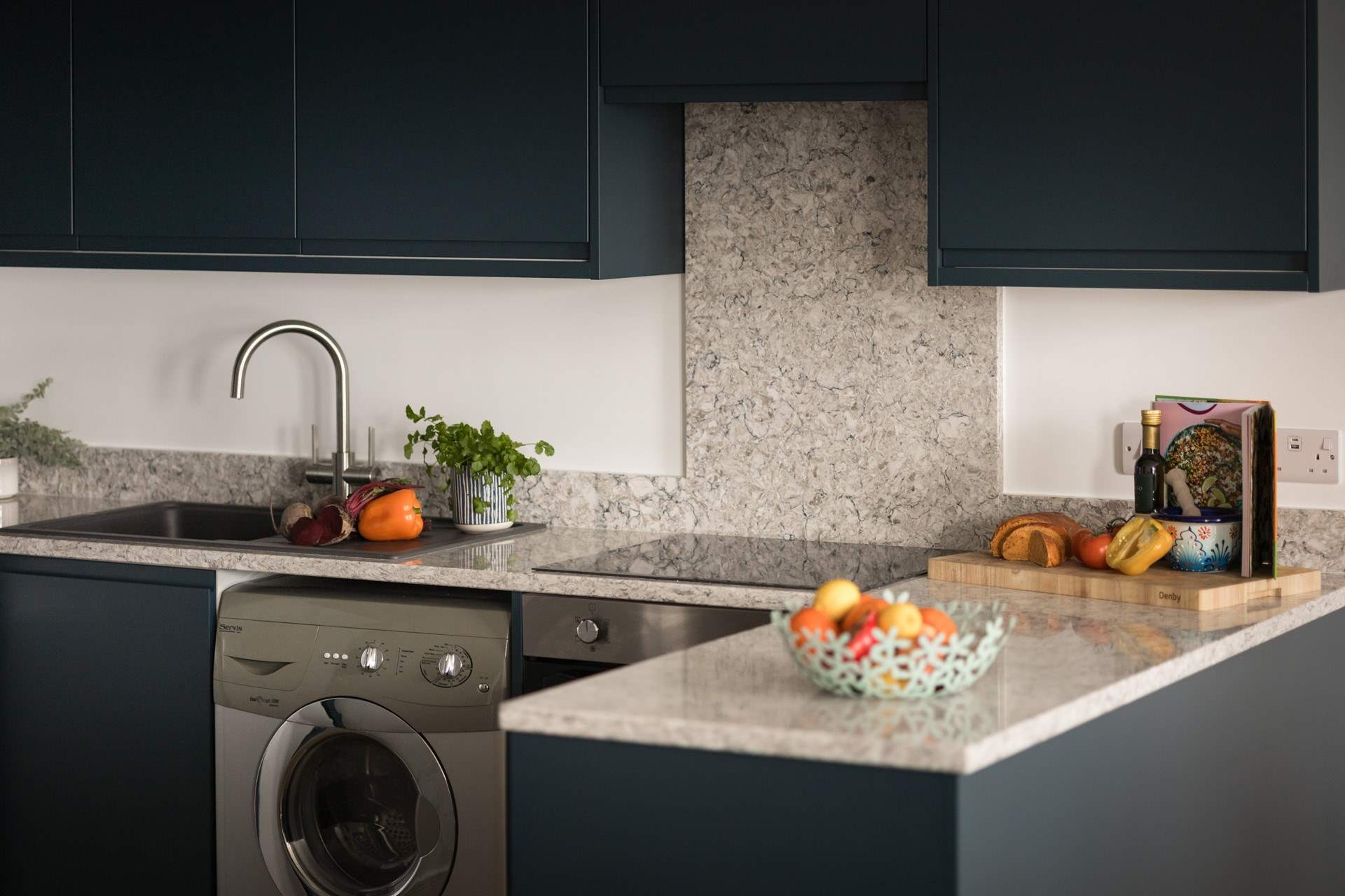 This fantastic kitchen has everything you could wish for to make a delicious meal!!