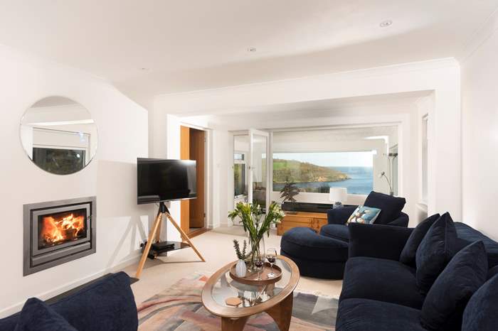 Spinneywood is a 3 bedroom, dog friendly cottage with sea views near Helford.