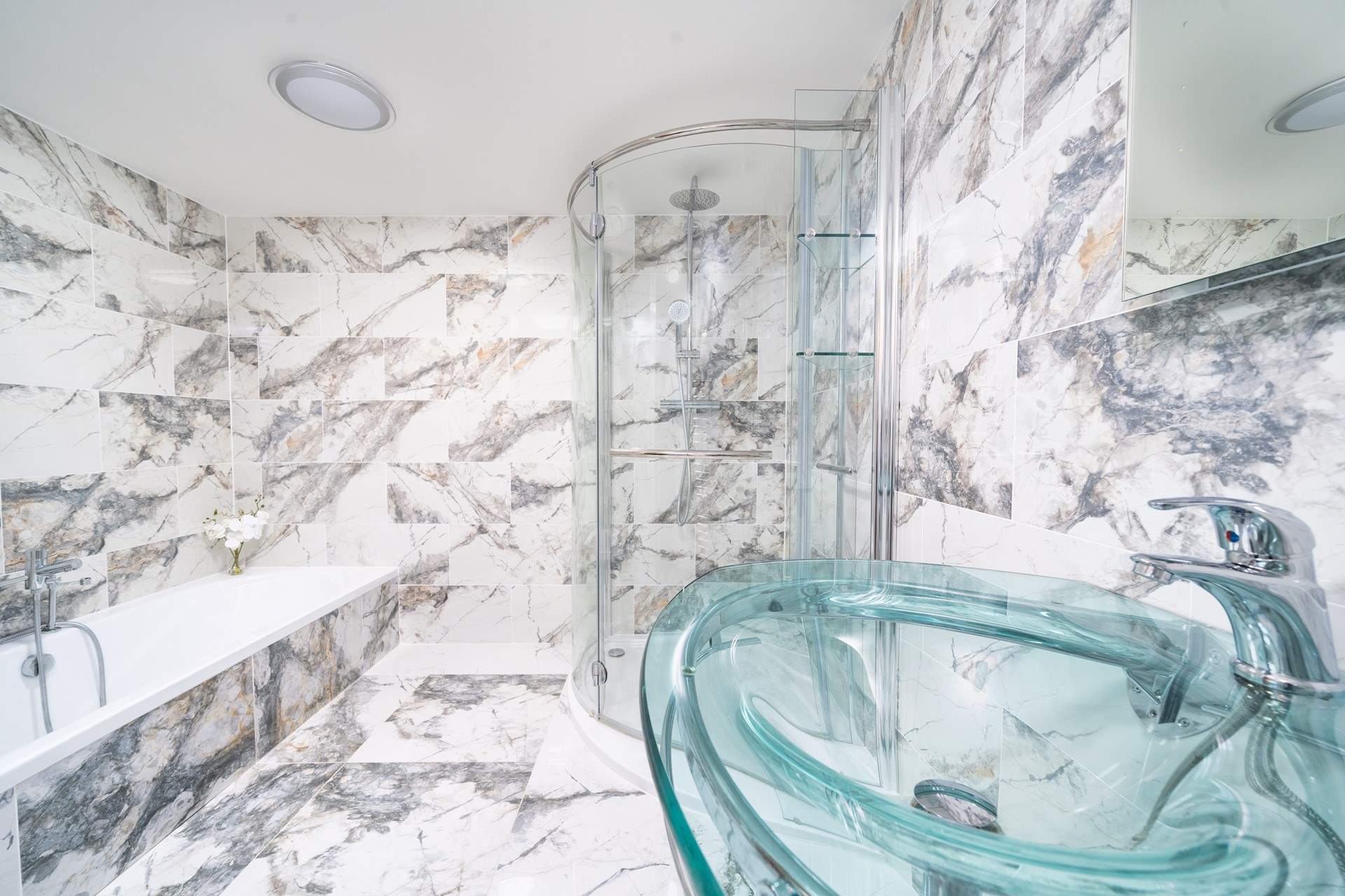 The other half of the 'twin' shower/bathroom. A shower one side, bath and separate shower on the other. 