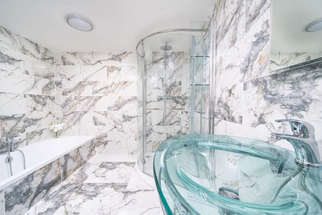 The other half of the 'twin' shower/bathroom. A shower one side, bath and separate shower on the other.