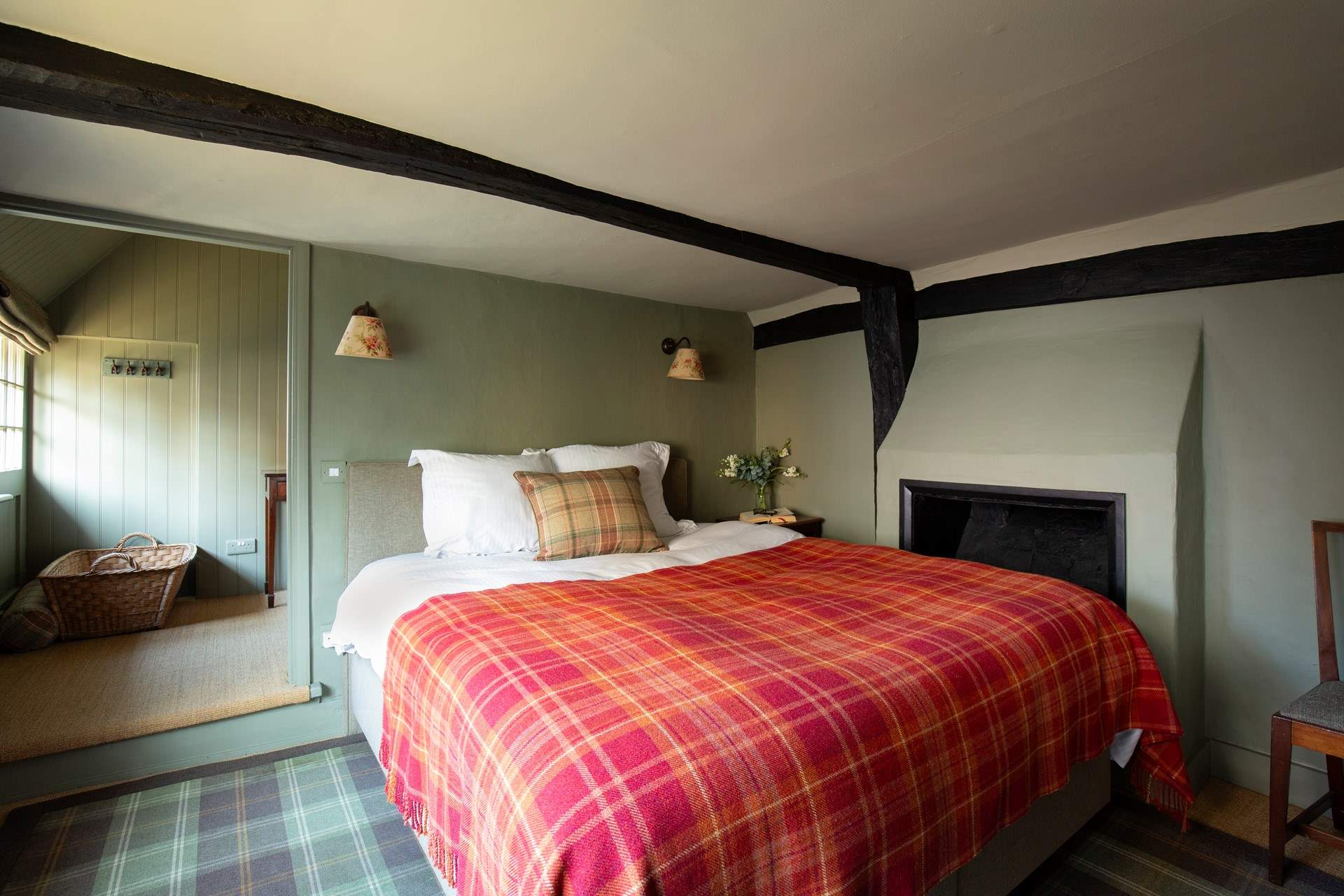 Enjoy peaceful sleeps in this wonderful king-size bed. A step leads to a dressing-area.