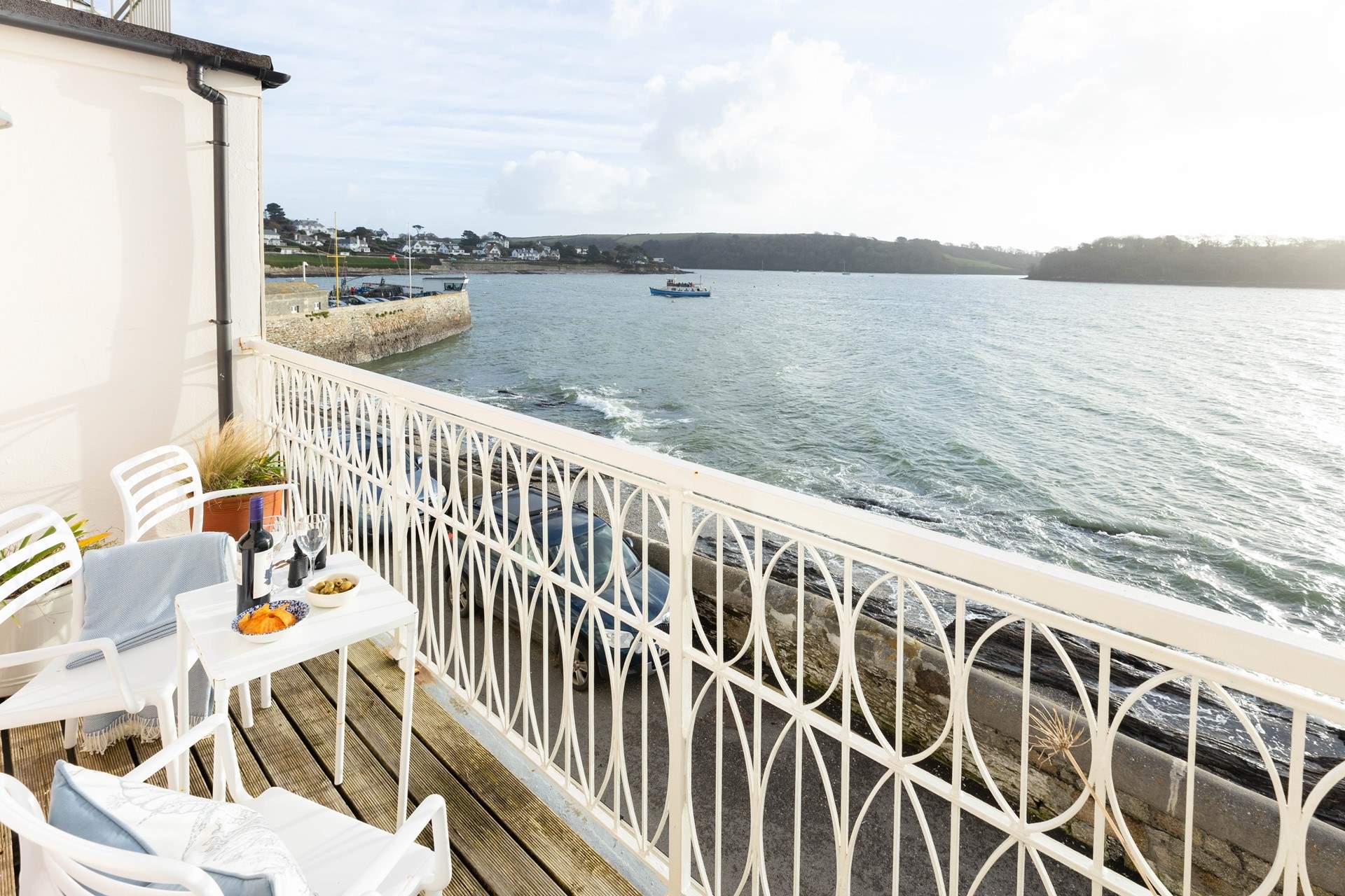 Watch the sun rise on the balcony from the sitting-room. 