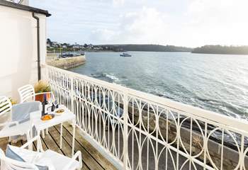 Watch the sun rise on the balcony from the sitting-room. 