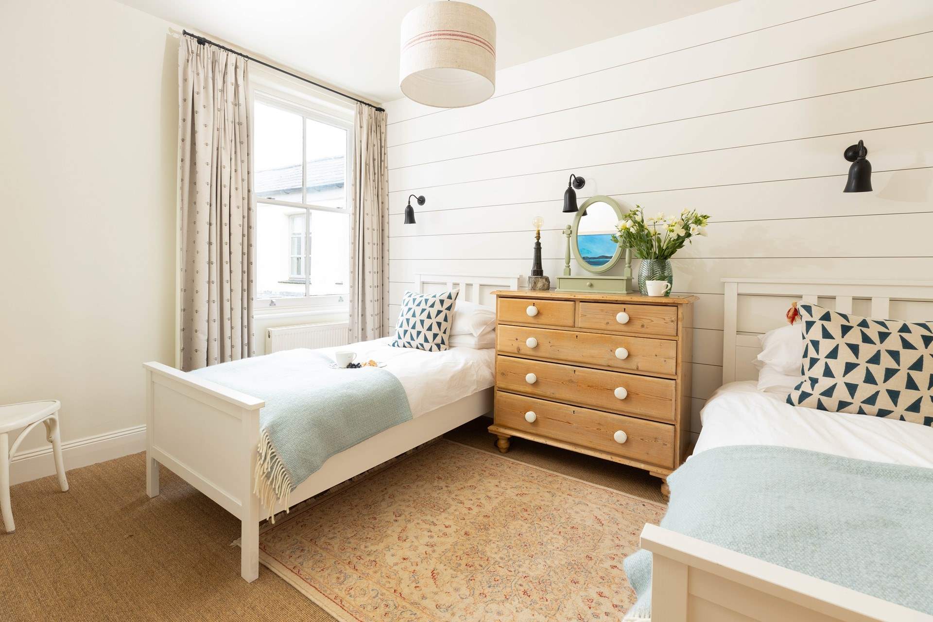 Spacious bedroom 2 with twin beds (3').