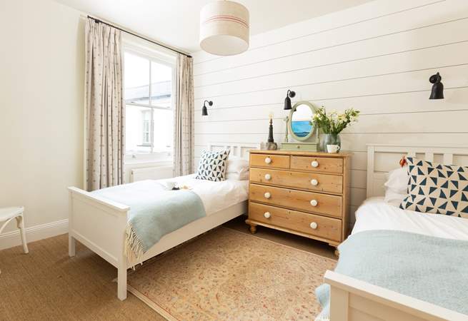 Spacious bedroom 2 with twin beds (3').