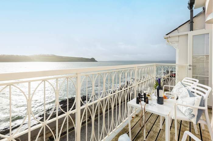 Bennerley House is a 3 bedroom holiday cottage with sea views in St Mawes, South Cornwall.